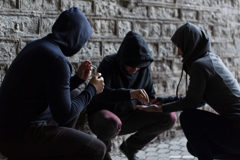 Як зрозуміти, що підліток вживає наркотики